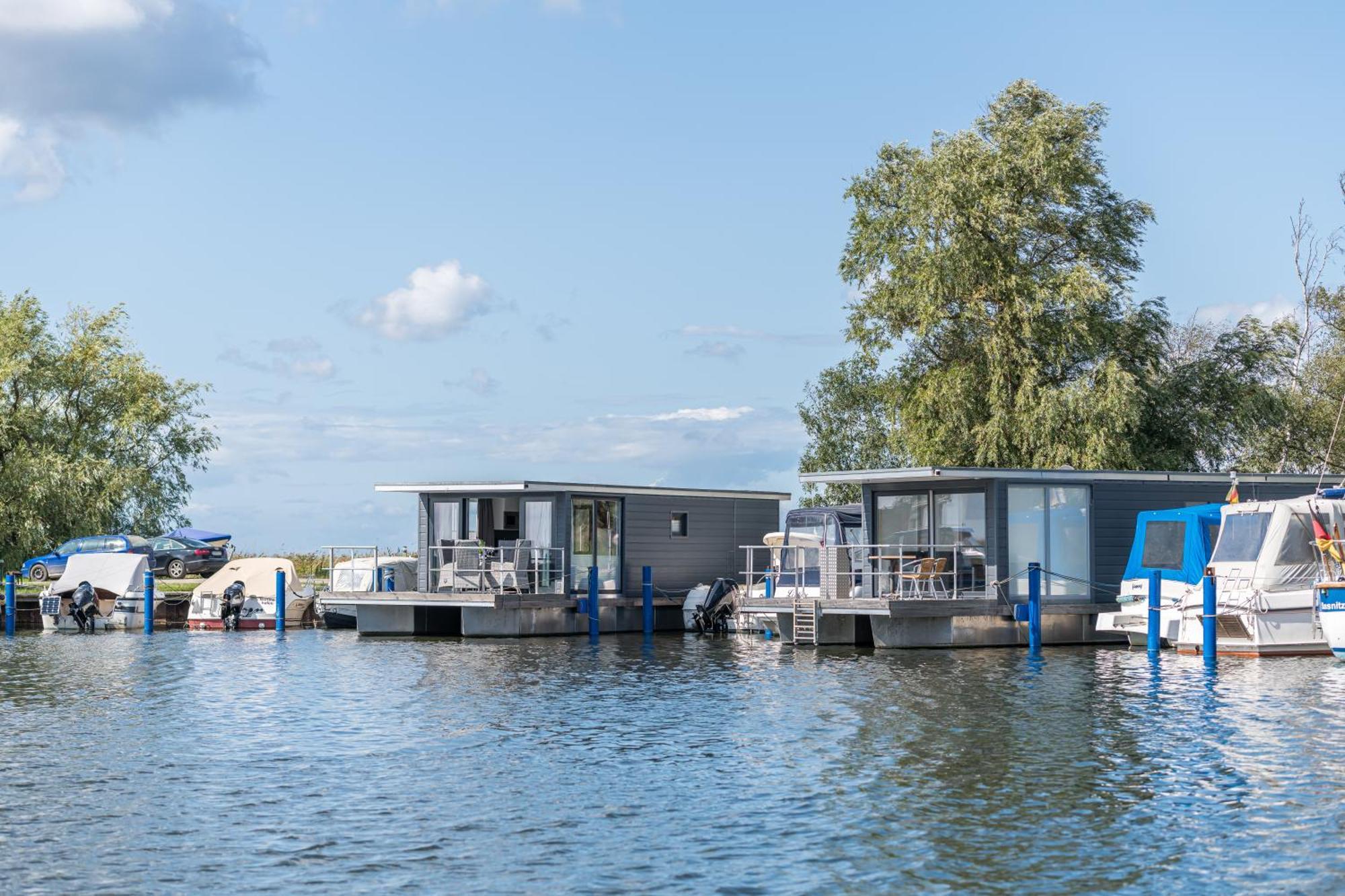 Marina Martinshafen - Lotsenhaus Hotel Neuhof  Buitenkant foto