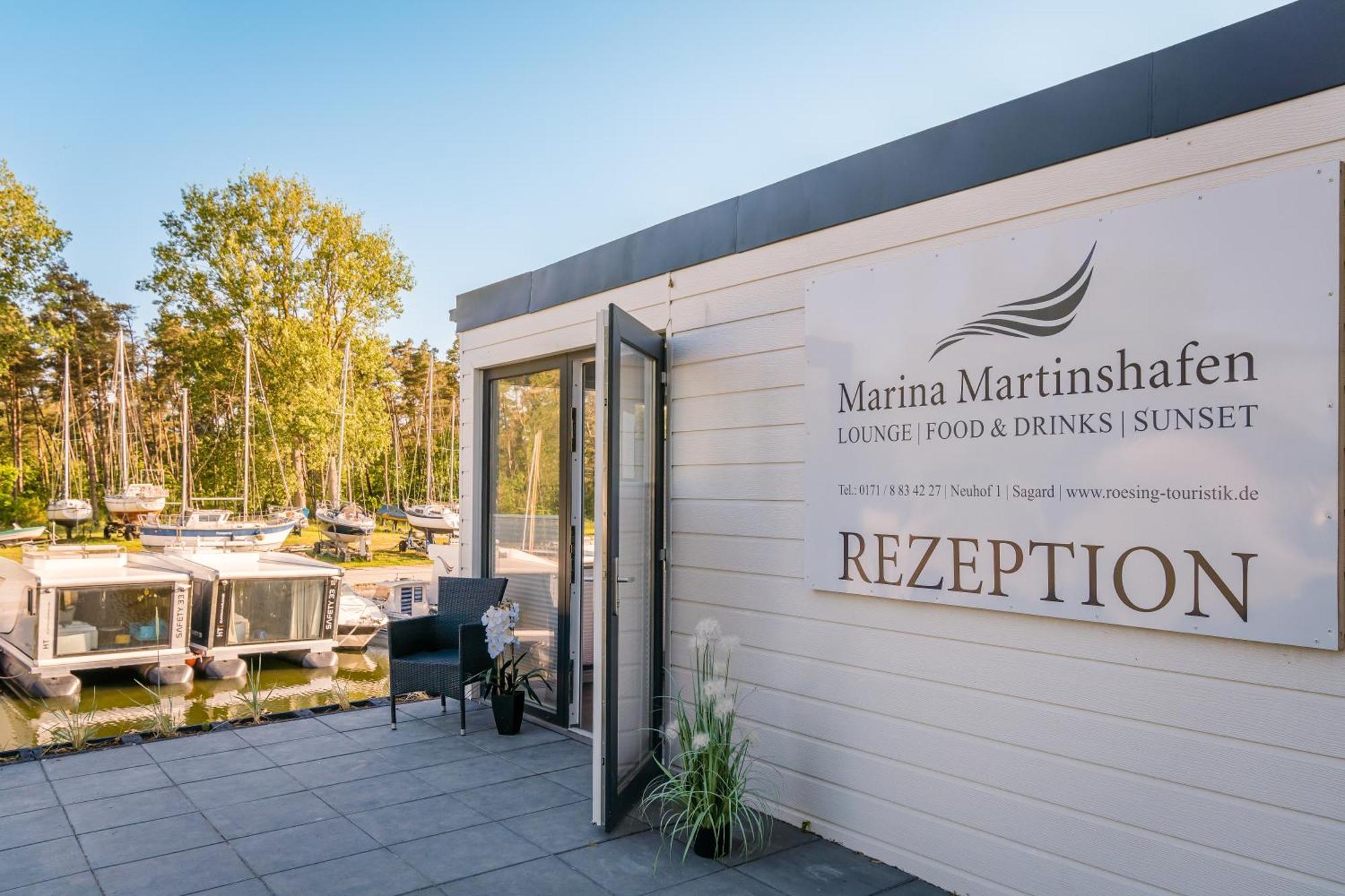Marina Martinshafen - Lotsenhaus Hotel Neuhof  Buitenkant foto