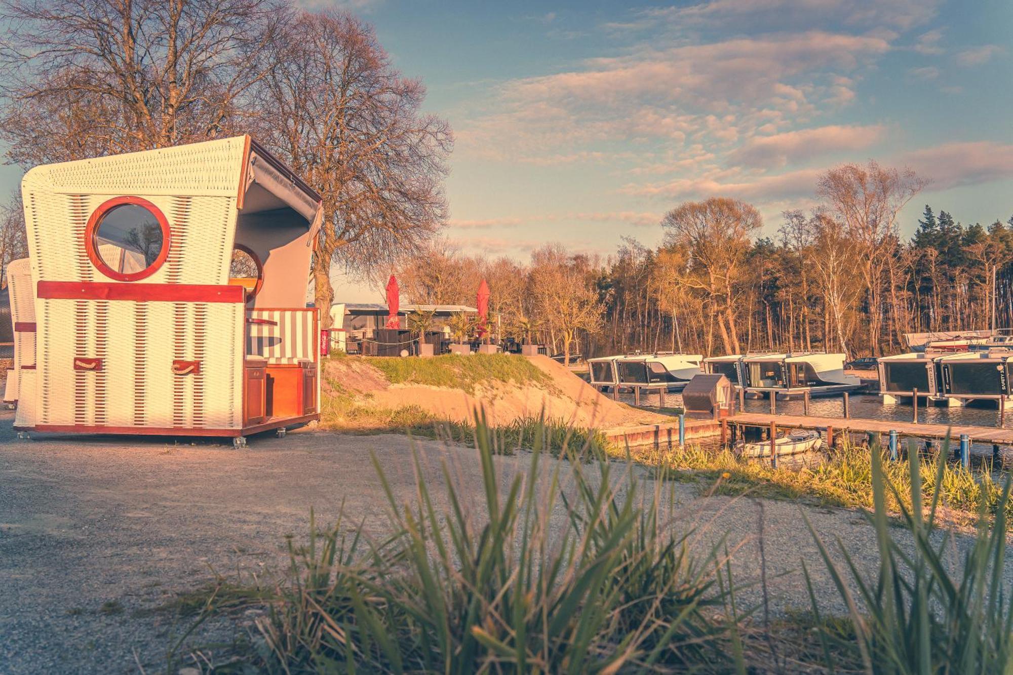 Marina Martinshafen - Lotsenhaus Hotel Neuhof  Buitenkant foto