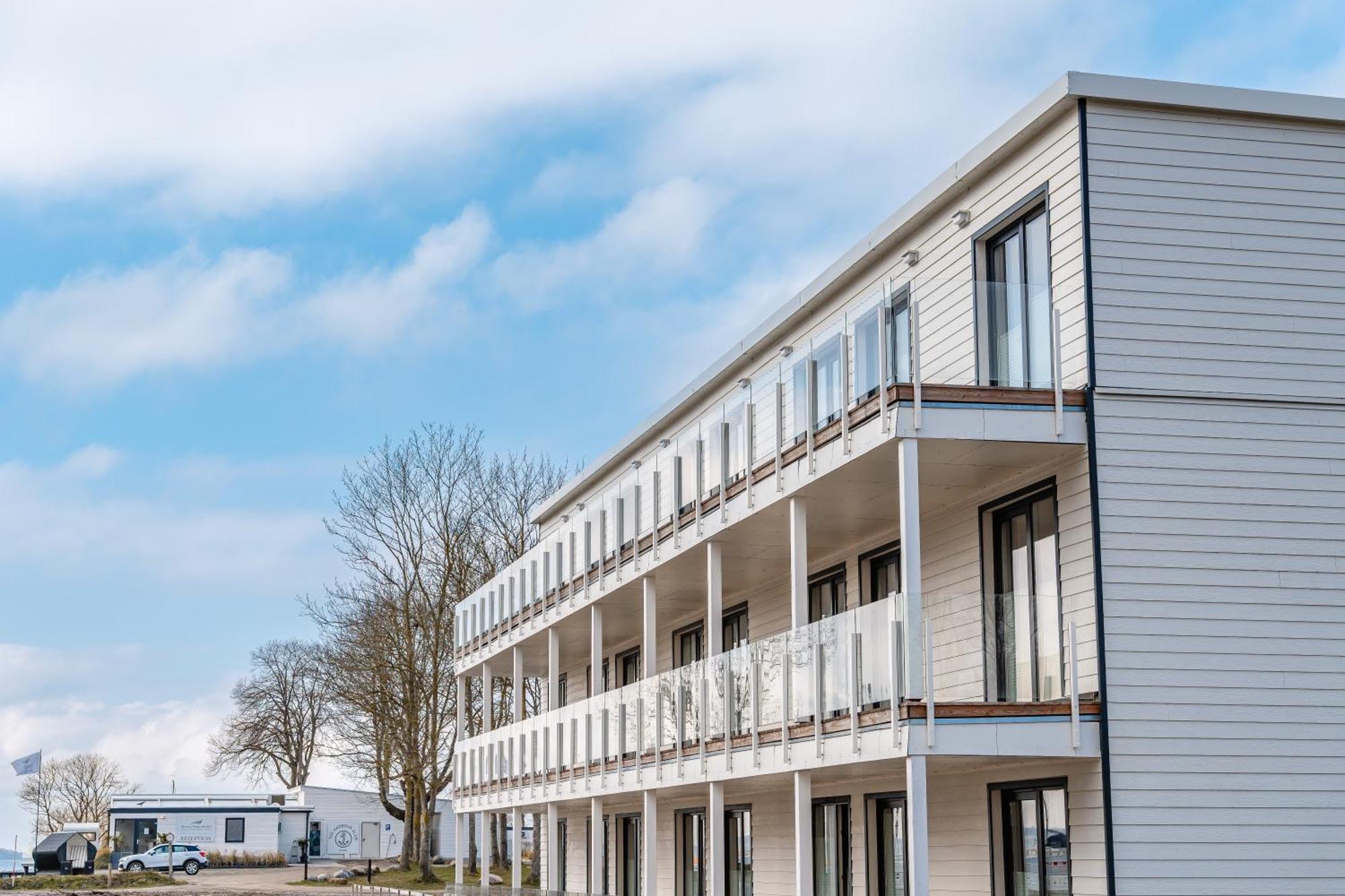 Marina Martinshafen - Lotsenhaus Hotel Neuhof  Buitenkant foto