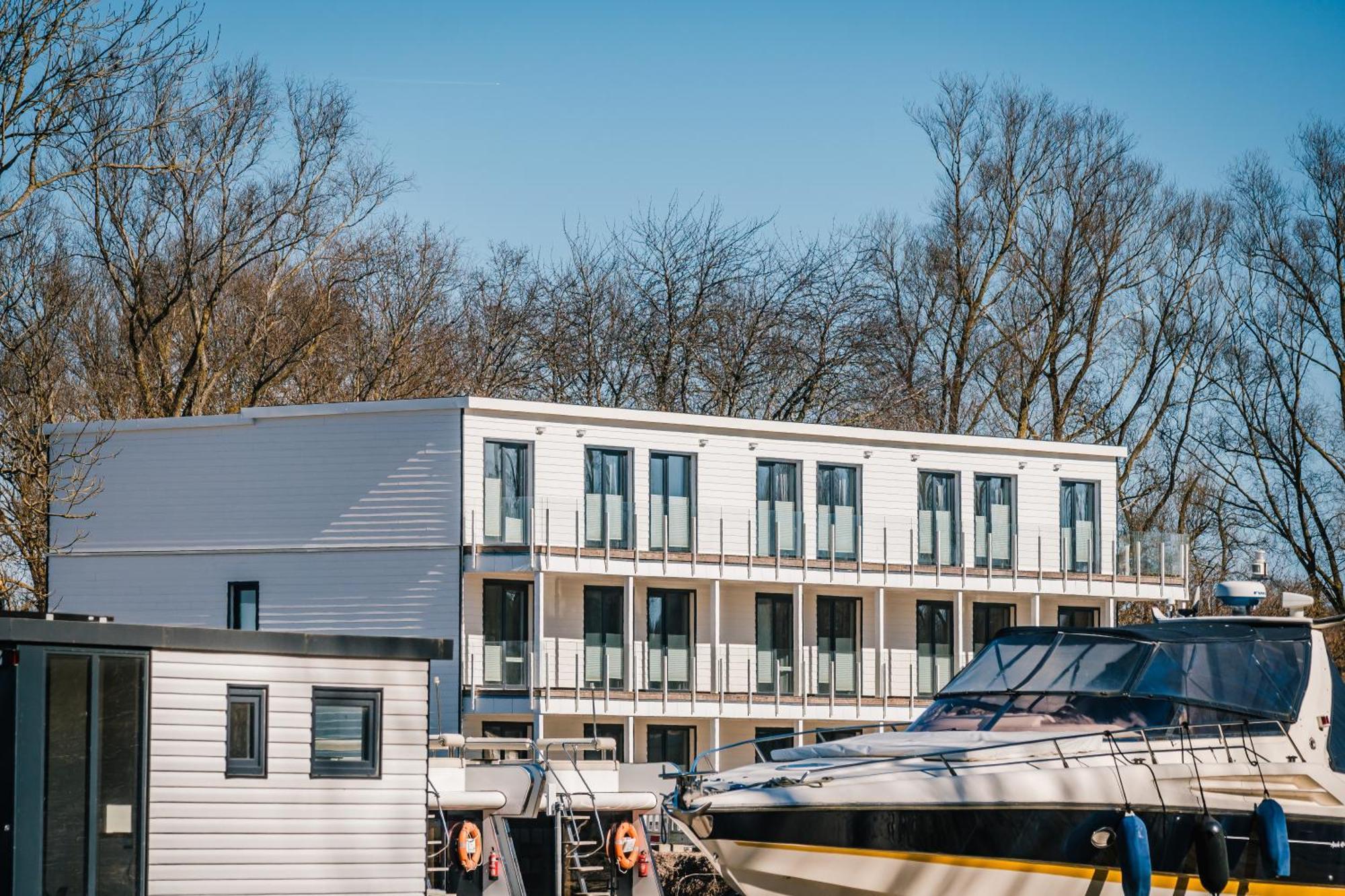 Marina Martinshafen - Lotsenhaus Hotel Neuhof  Buitenkant foto