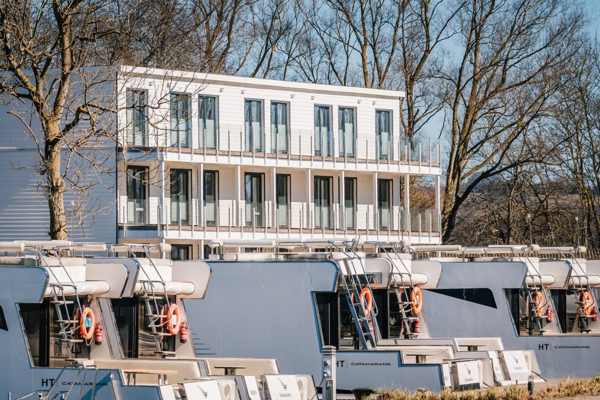 Marina Martinshafen - Lotsenhaus Hotel Neuhof  Buitenkant foto